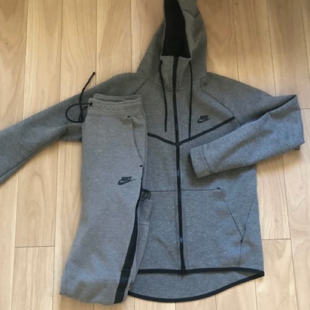 Hello I’m selling a Nike tech ☺️